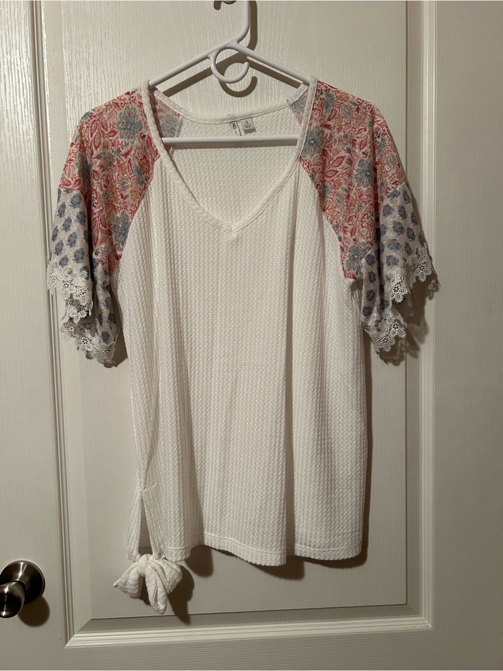 NWOT Cato White Waffle V-Neck Top with Pink and Blue Floral Raglan Sleeves
